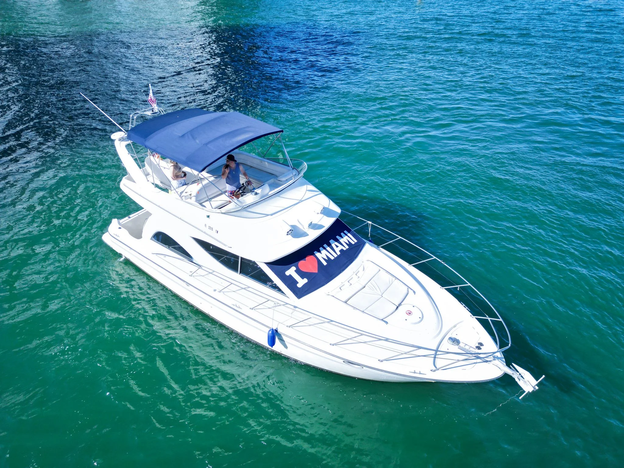 55ft Maxum yacht exterior view